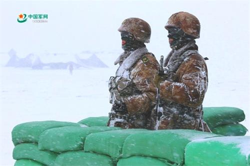 中国人民解放军在海拔4700米边防 暴雪中站岗（最帅中国兵）